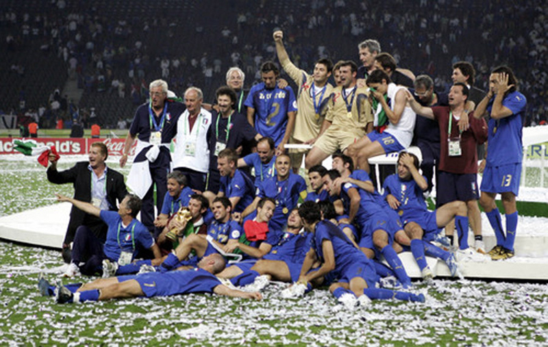 Mondiale 2006 (92).jpg - Members of the Italy team pose with the World Cup Trophy after their World Cup 2006 final soccer match against France in Berlin July 9, 2006.  FIFA RESTRICTION - NO MOBILE USE     REUTERS/Jerry Lampen  (GERMANY)